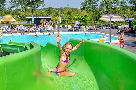 Toboggan aquatique vert et piscine extérieure au camping CAPFUN De Belten à Rheeze.