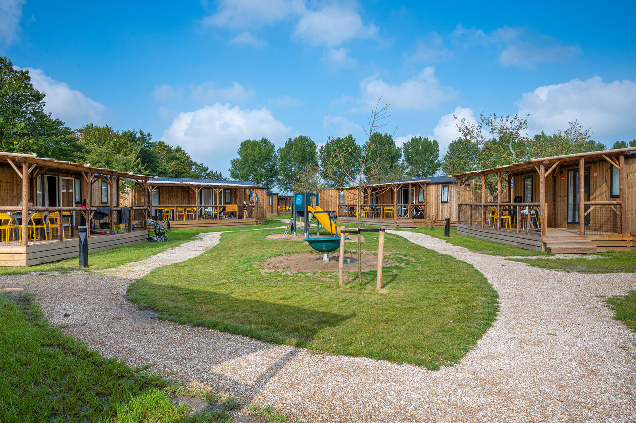 Chalets en bois, terrasses et aire de jeux au camping CAPFUN De Bongerd � Tuitjenhorn.