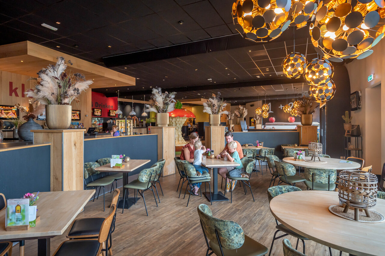 Restaurant moderne, familles, tables, chaises au camping CAPFUN De Bongerd � Tuitjenhorn.