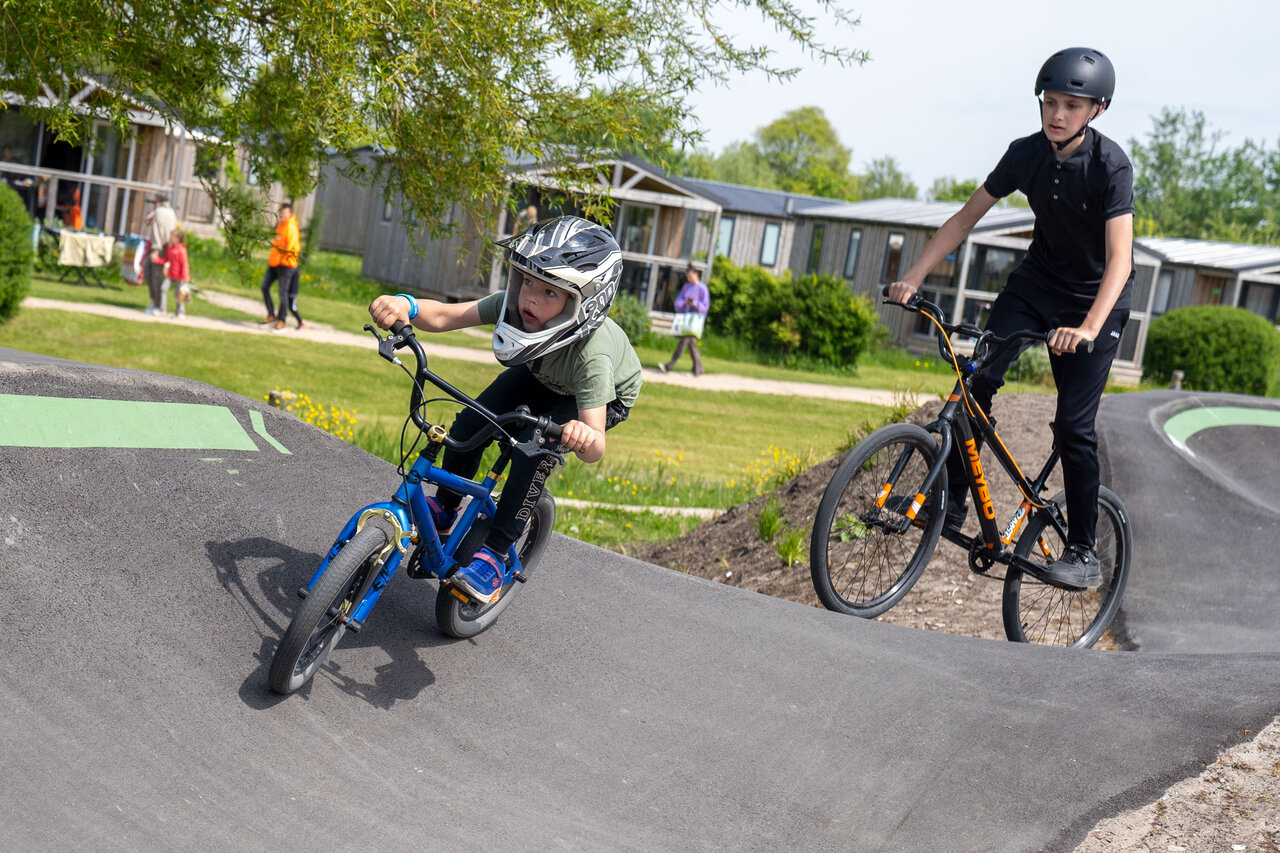 Enfants � v�lo sur le pump track du camping CAPFUN De Bongerd � Tuitjenhorn.