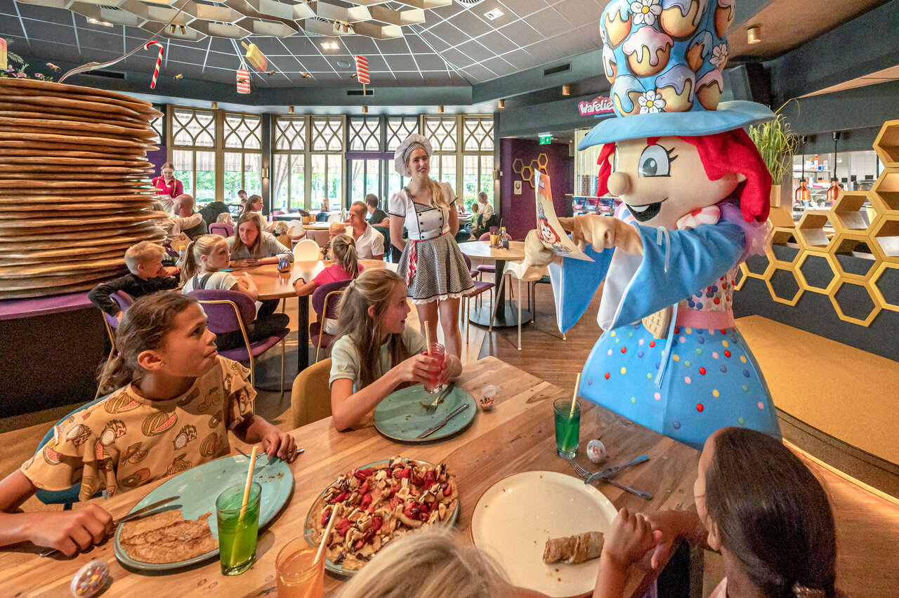 Enfants et mascotte Wafelie au restaurant du camping CAPFUN De Bongerd � Tuitjenhorn.