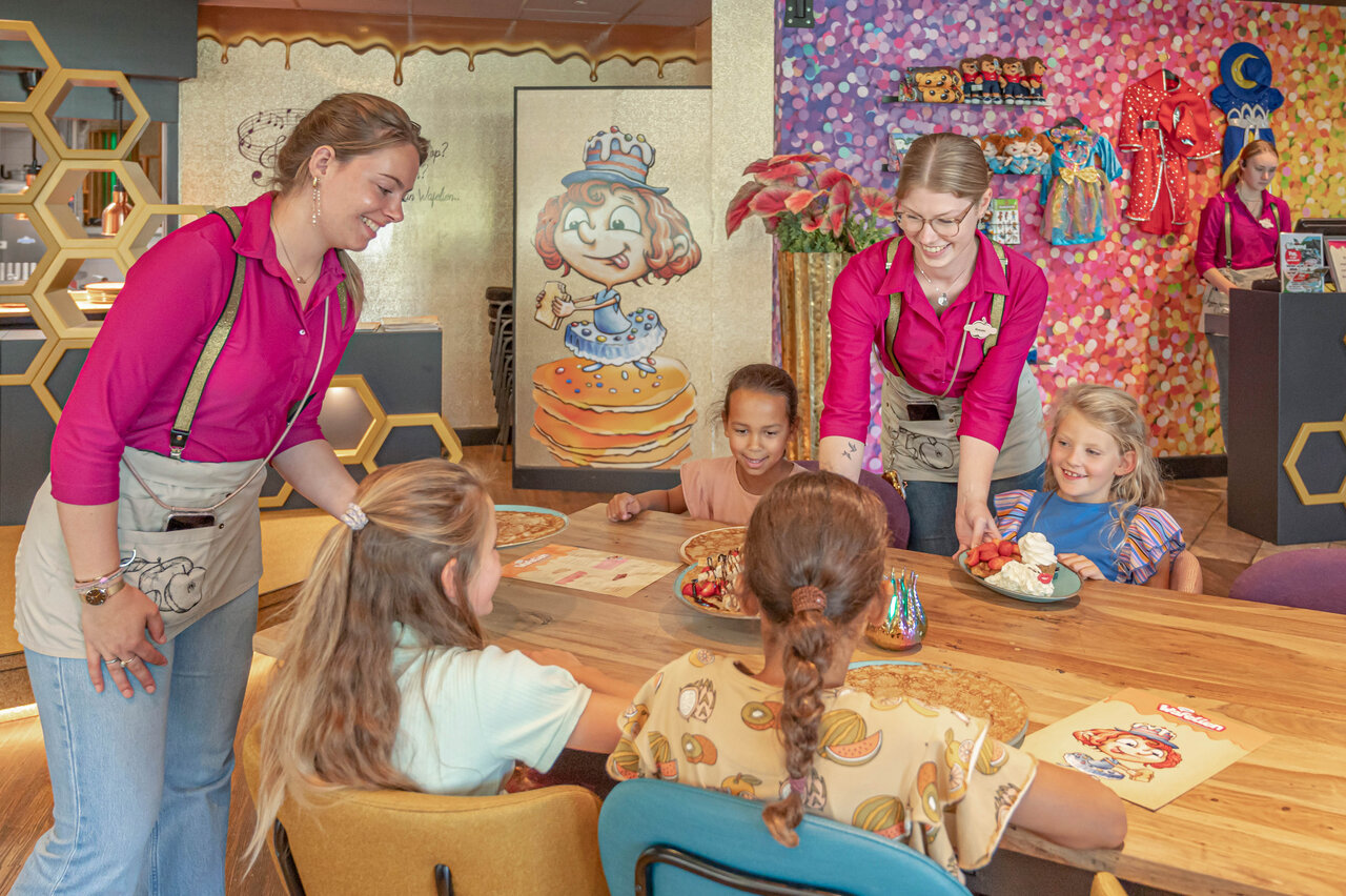 Personnel souriant servant cr�pes aux enfants au restaurant CAPFUN De Bongerd Tuitjenhorn.