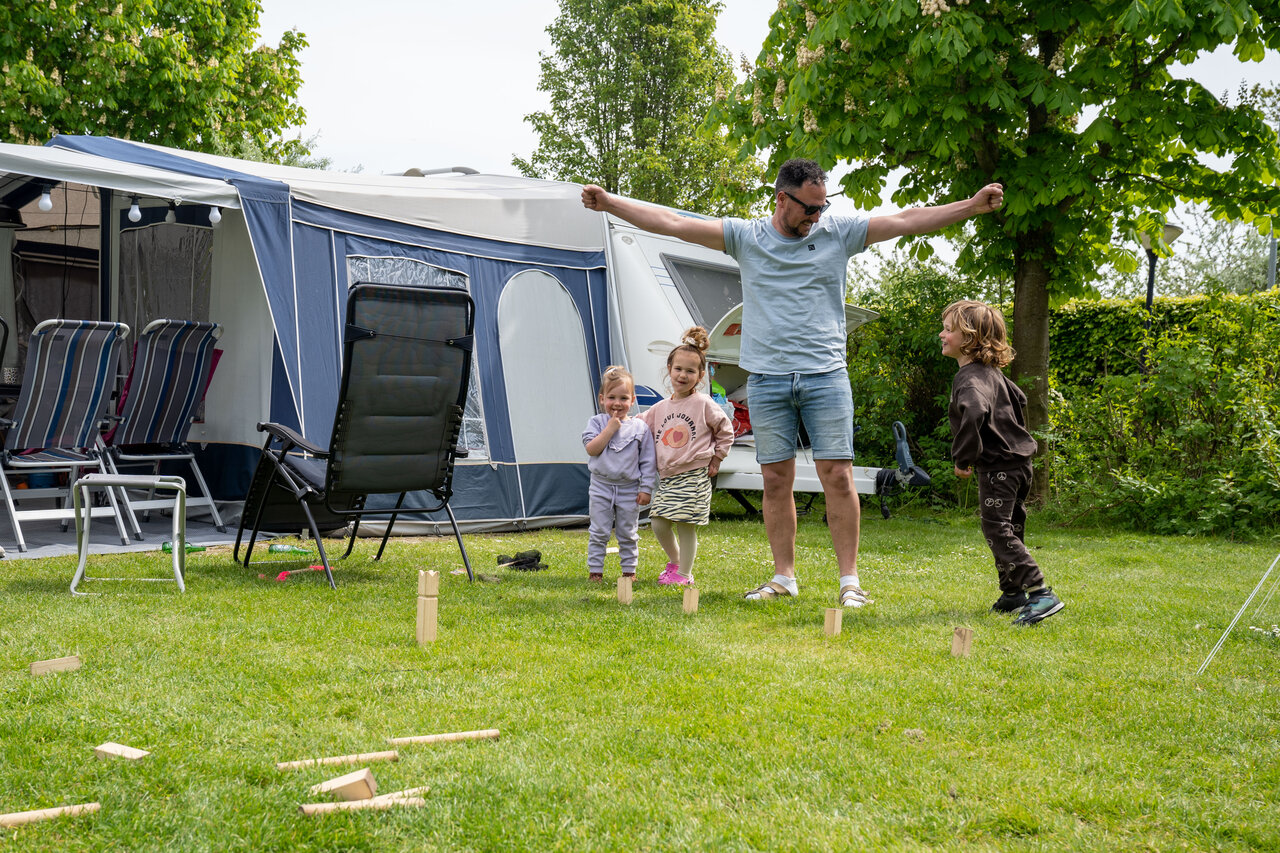Famille jouant au Kubb sur le camping CAPFUN De Bongerd � Tuitjenhorn.