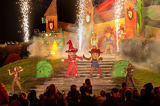 Spectacle nocturne avec mascottes et feux d'artifice au camping CAPFUN De Bongerd � Tuitjenhorn.