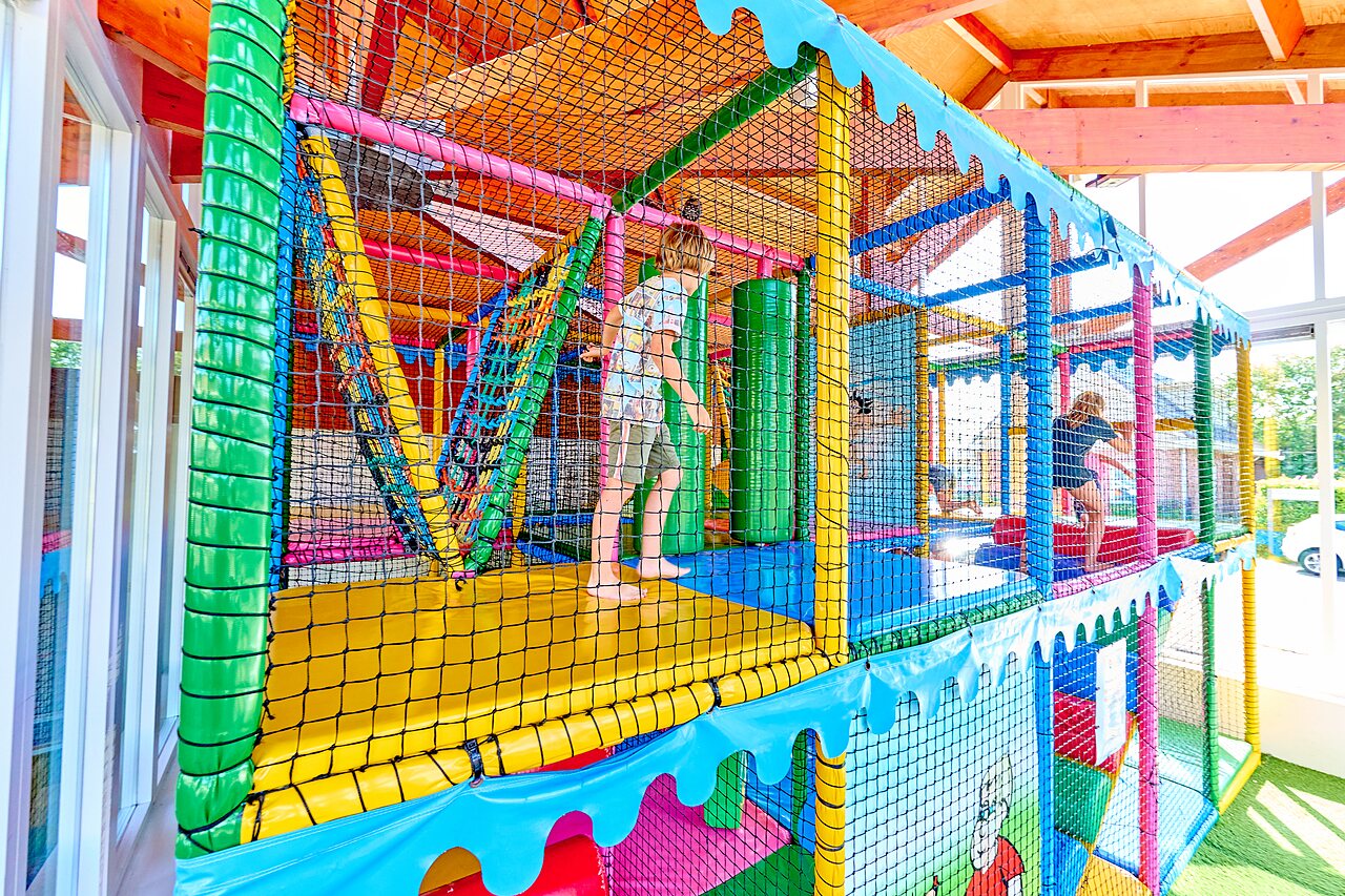 Aire de jeux int�rieure color�e avec enfants au camping CAPFUN De Eikenhof � Paasloo/Oldemarkt.