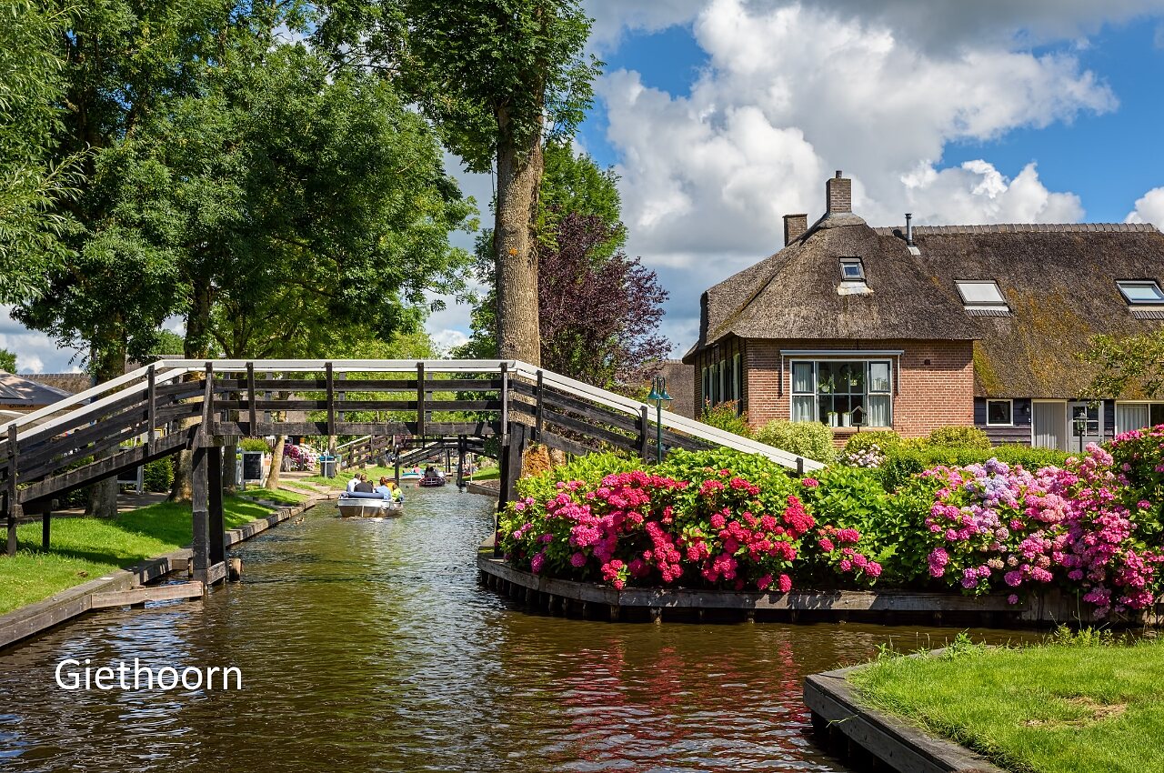 Village de Giethoorn avec canaux, ponts et maisons traditionnelles, � visiter pr�s du camping.