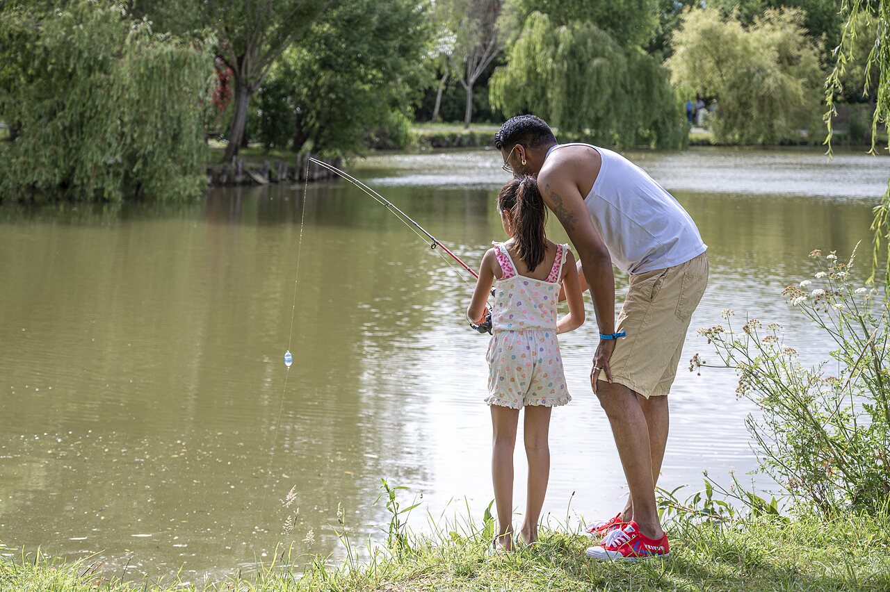 P�che en famille au bord du lac au camping CAPFUN De Eikenhof � Paasloo/Oldemarkt.