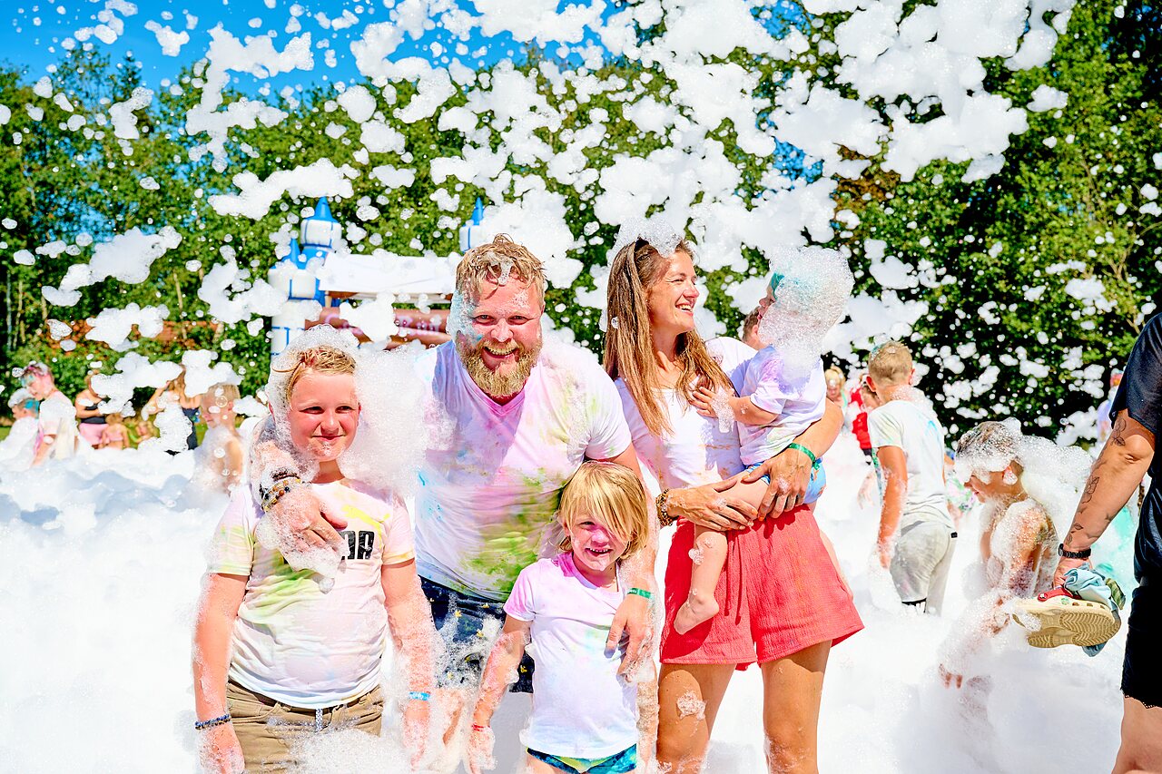 Famille joyeuse participant � une f�te mousse au camping CAPFUN De Eikenhof � Paasloo/Oldemarkt.