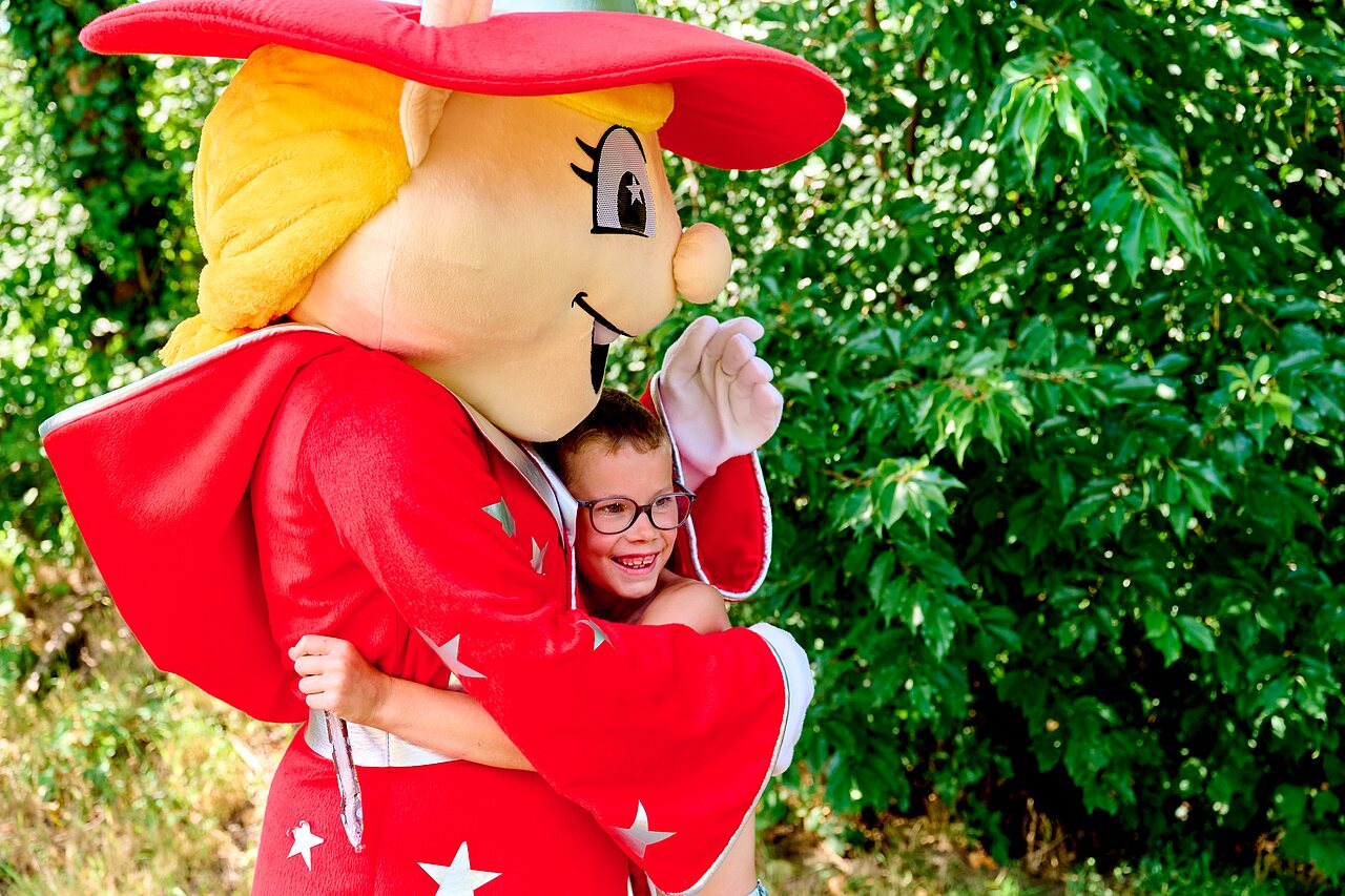 Enfant souriant c�linant la mascotte du camping CAPFUN De Eikenhof � Paasloo/Oldemarkt.