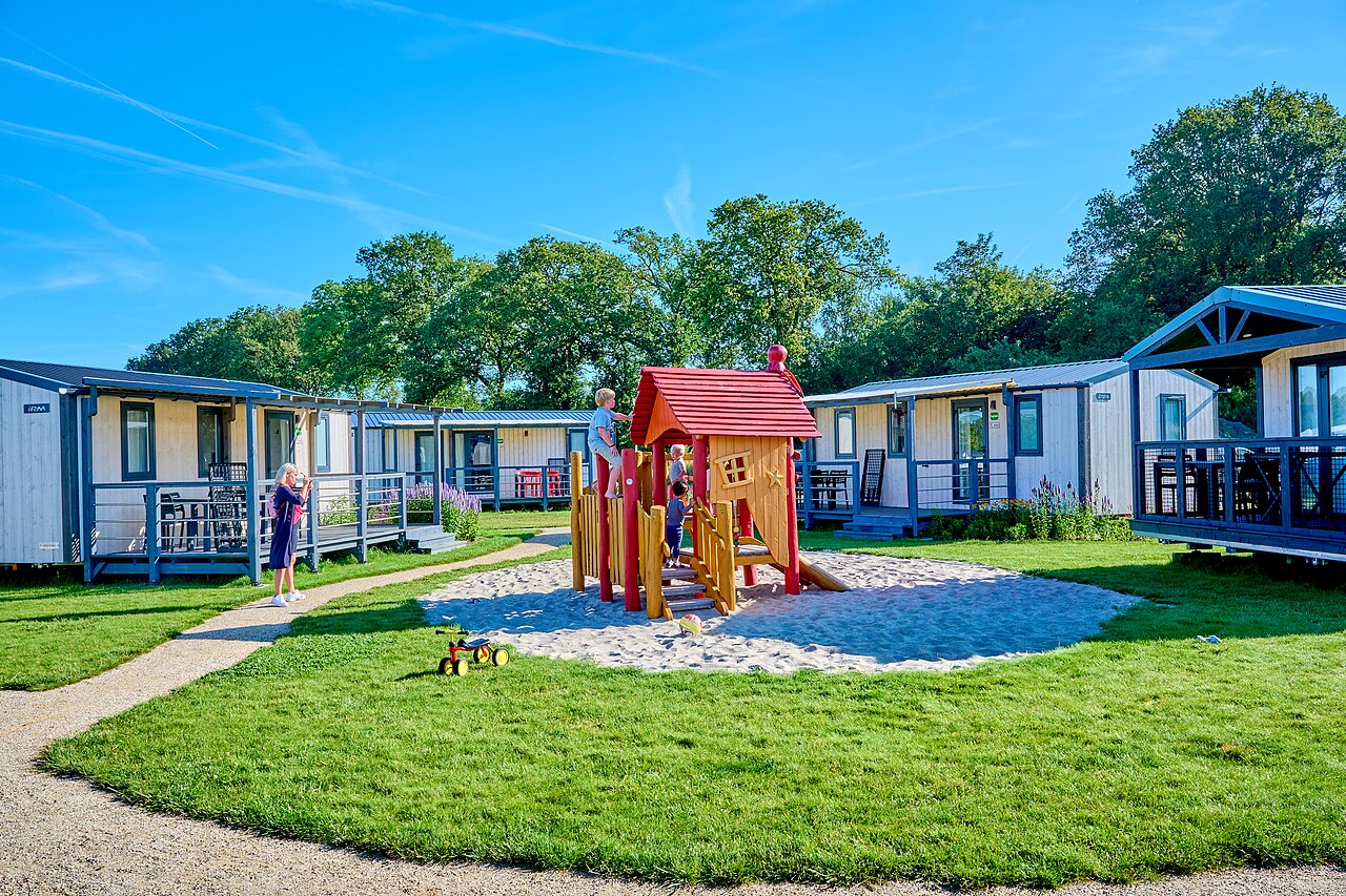Aire de jeux avec enfants et mobile-homes au camping CAPFUN De Eikenhof � Paasloo/Oldemarkt