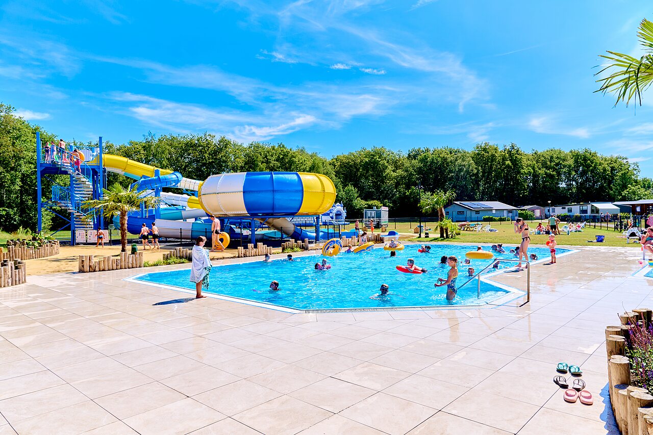Toboggans aquatiques color�s et piscine ext�rieure anim�e au camping CAPFUN De Eikenhof � Paasloo/Oldemarkt.