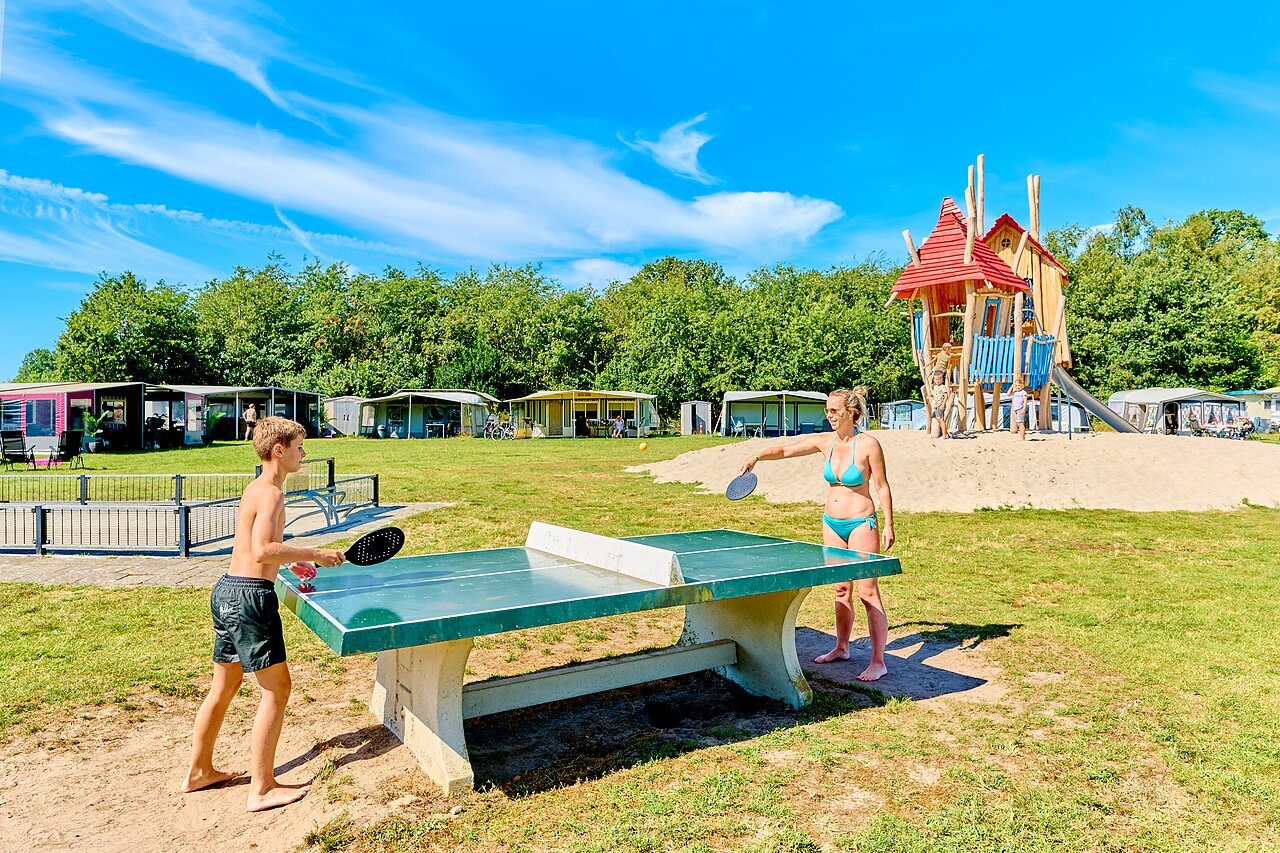 Table de ping-pong et aire de jeux enfants au camping CAPFUN De Eikenhof � Paasloo/Oldemarkt.