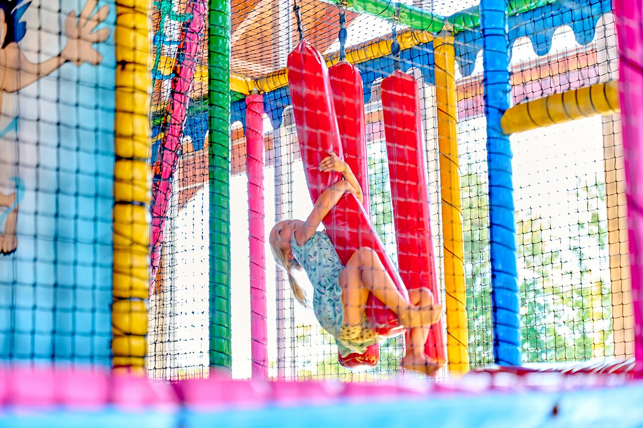 Enfant s'amusant dans l'aire de jeux int�rieure au camping CAPFUN De Eikenhof � Paasloo/Oldemarkt.