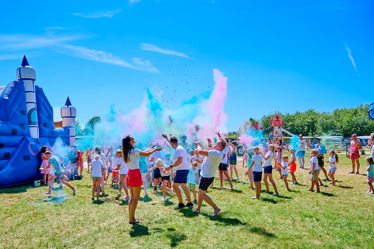 Animation festival de couleurs, ch�teau gonflable au camping CAPFUN De Eikenhof � Paasloo/Oldemarkt.