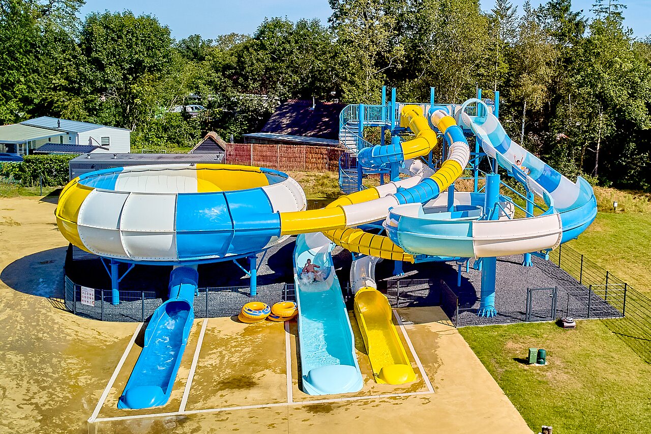 Toboggans aquatiques et piscine ludique au camping CAPFUN De Eikenhof � Paasloo/Oldemarkt.