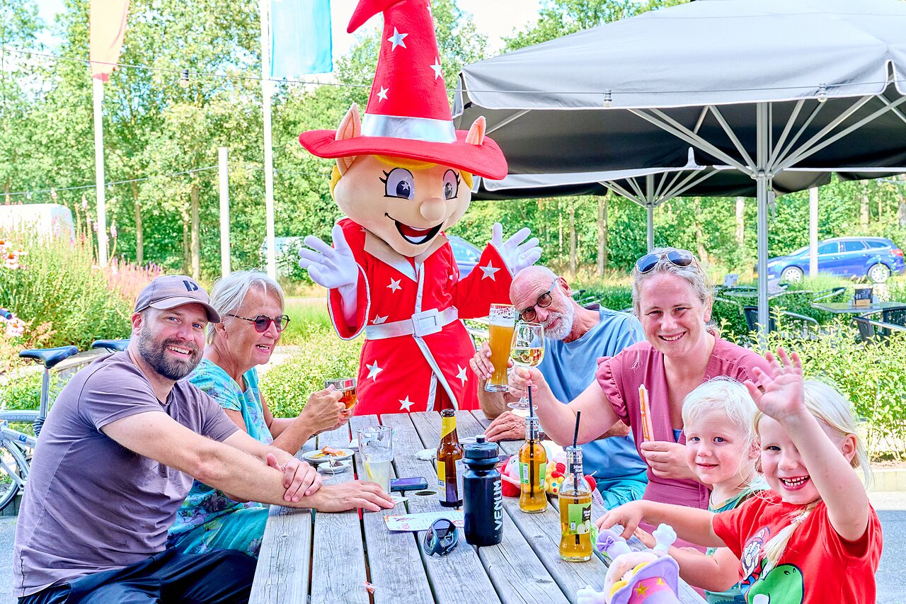 Mascotte, famille et boissons en terrasse au camping CAPFUN De Eikenhof � Paasloo/Oldemarkt.