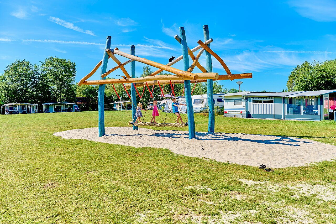 Aire de jeux pont de corde pour enfants au camping CAPFUN De Eikenhof � Paasloo/Oldemarkt.