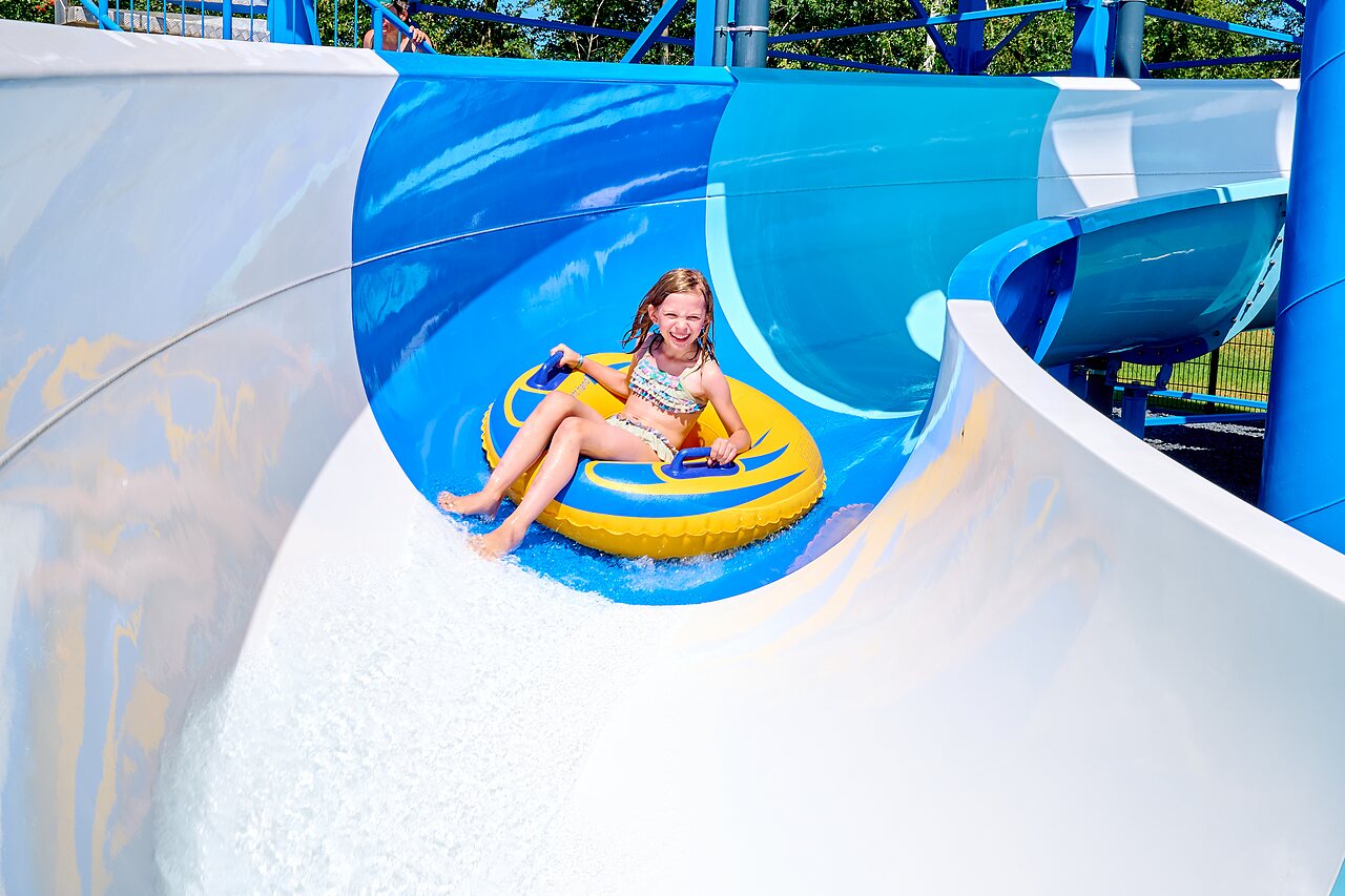 Toboggan aquatique avec enfant sur bou�e au camping CAPFUN De Eikenhof � Paasloo/Oldemarkt.