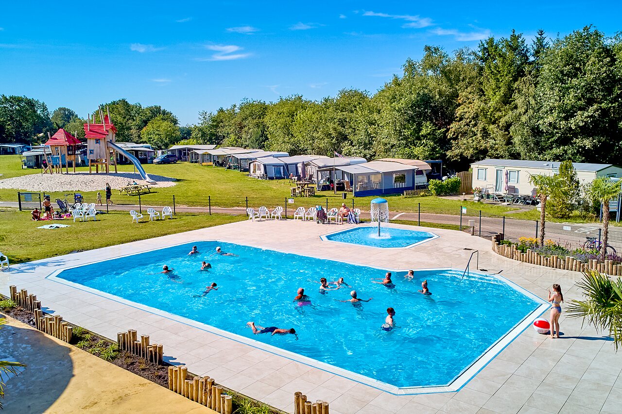 Piscine ext�rieure, pataugeoire et aire de jeux au camping CAPFUN De Eikenhof � Paasloo/Oldemarkt.