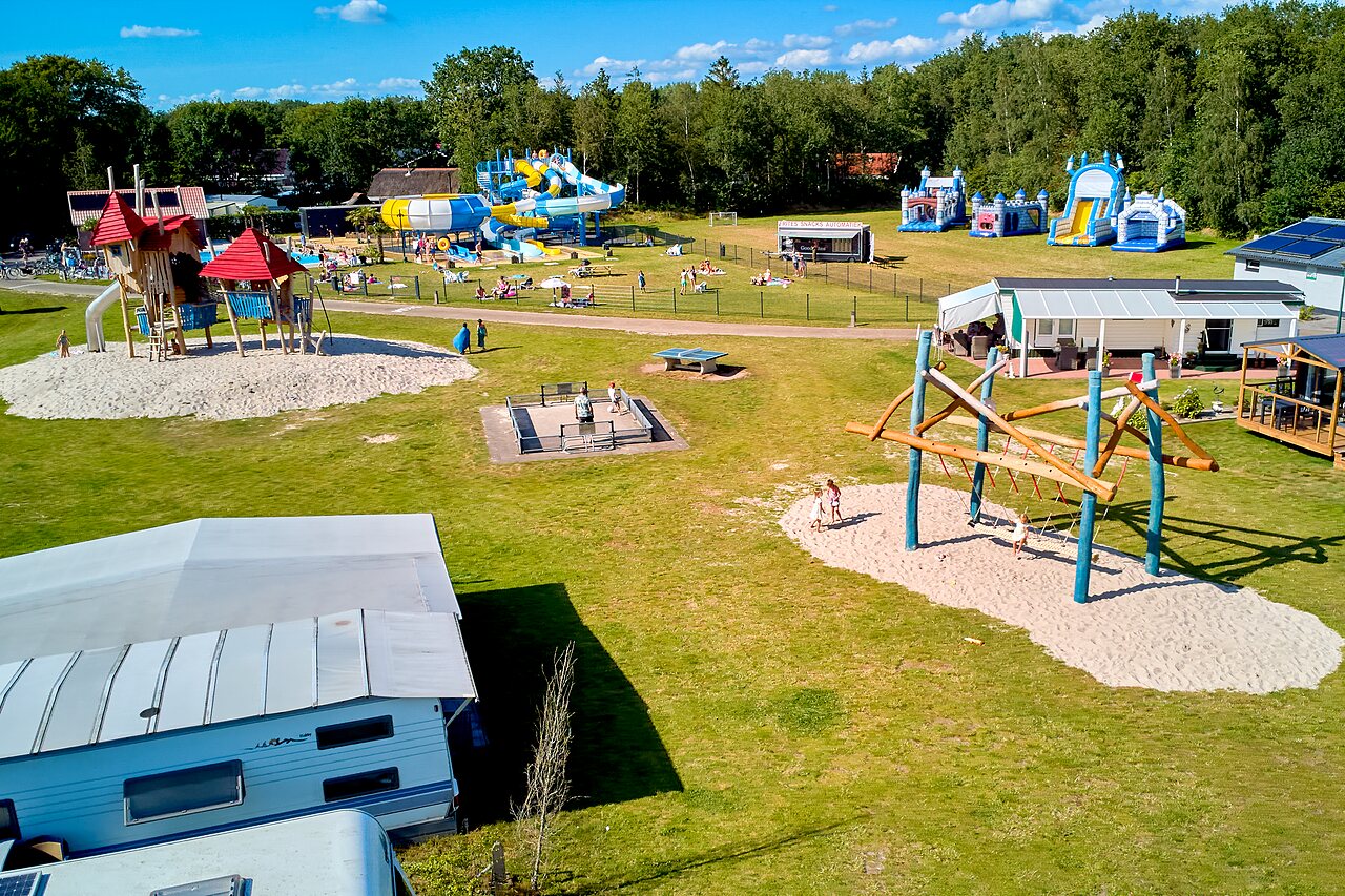 Toboggans aquatiques, aires de jeux, ch�teaux gonflables au camping CAPFUN De Eikenhof � Paasloo/Oldemarkt.