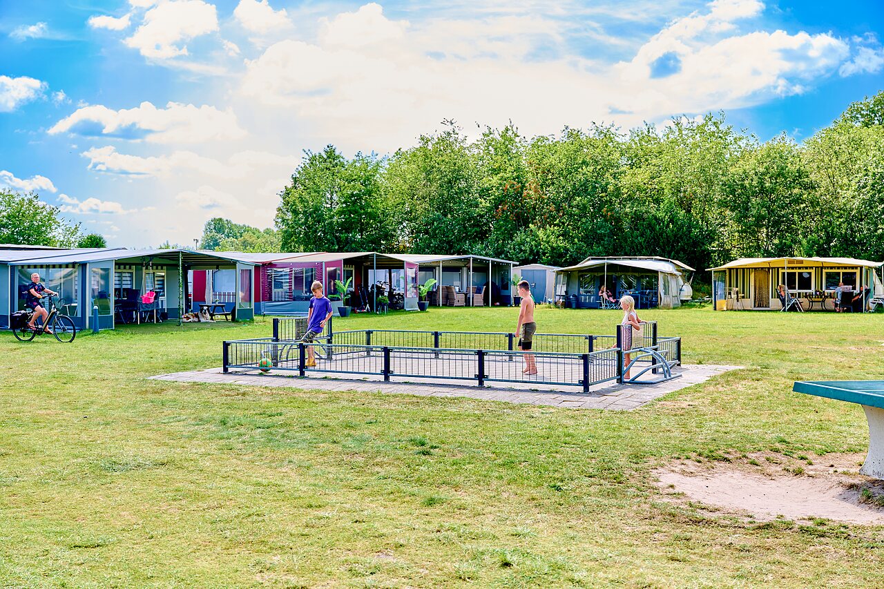 Enfants jouant au football sur mini-terrain, h�bergements au camping CAPFUN De Eikenhof � Paasloo/Oldemarkt.