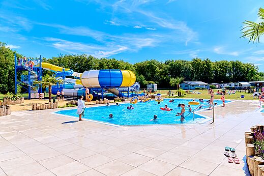 Toboggans aquatiques et piscine ext�rieure anim�e au camping CAPFUN De Eikenhof � Paasloo/Oldemarkt.