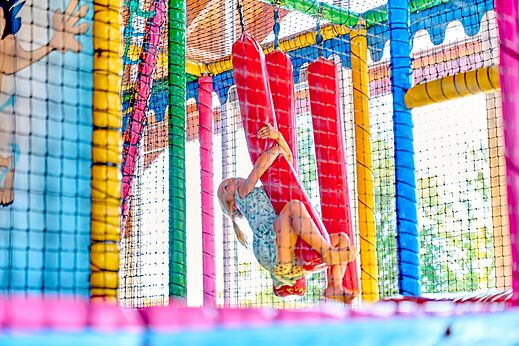Aire de jeux int�rieure color�e avec enfant sur parcours d'obstacles au camping CAPFUN De Eikenhof � Paasloo/Oldemarkt.