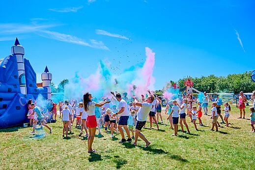 F�te des couleurs avec ch�teau gonflable au camping CAPFUN De Eikenhof � Paasloo/Oldemarkt.