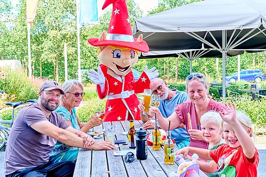 Mascotte Capfun, famille souriante au camping CAPFUN De Eikenhof � Paasloo/Oldemarkt.