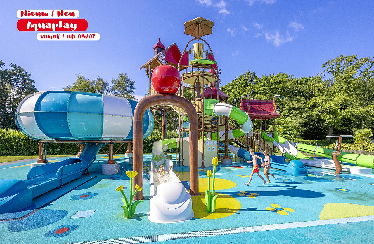 Aire de jeux aquatique Aquaplay avec toboggans au camping CAPFUN De Pekelinge � Oostkapelle.