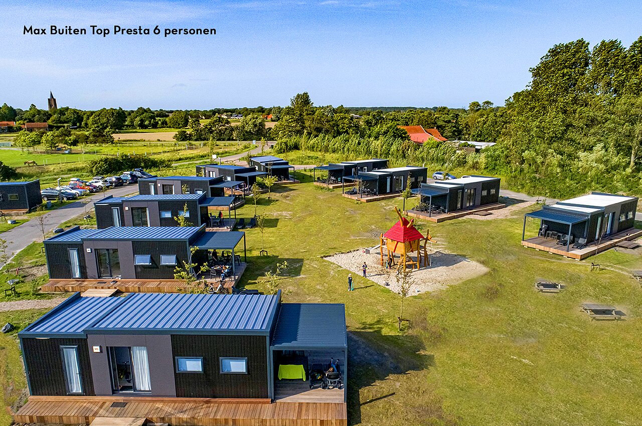 H�bergements modernes et aire de jeux au camping CAPFUN De Pekelinge � Oostkapelle.