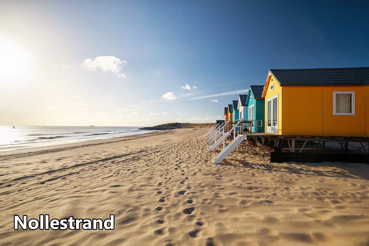 Plage de Nollestrand avec cabines color�es, lieu � visiter pr�s d'Oostkapelle.