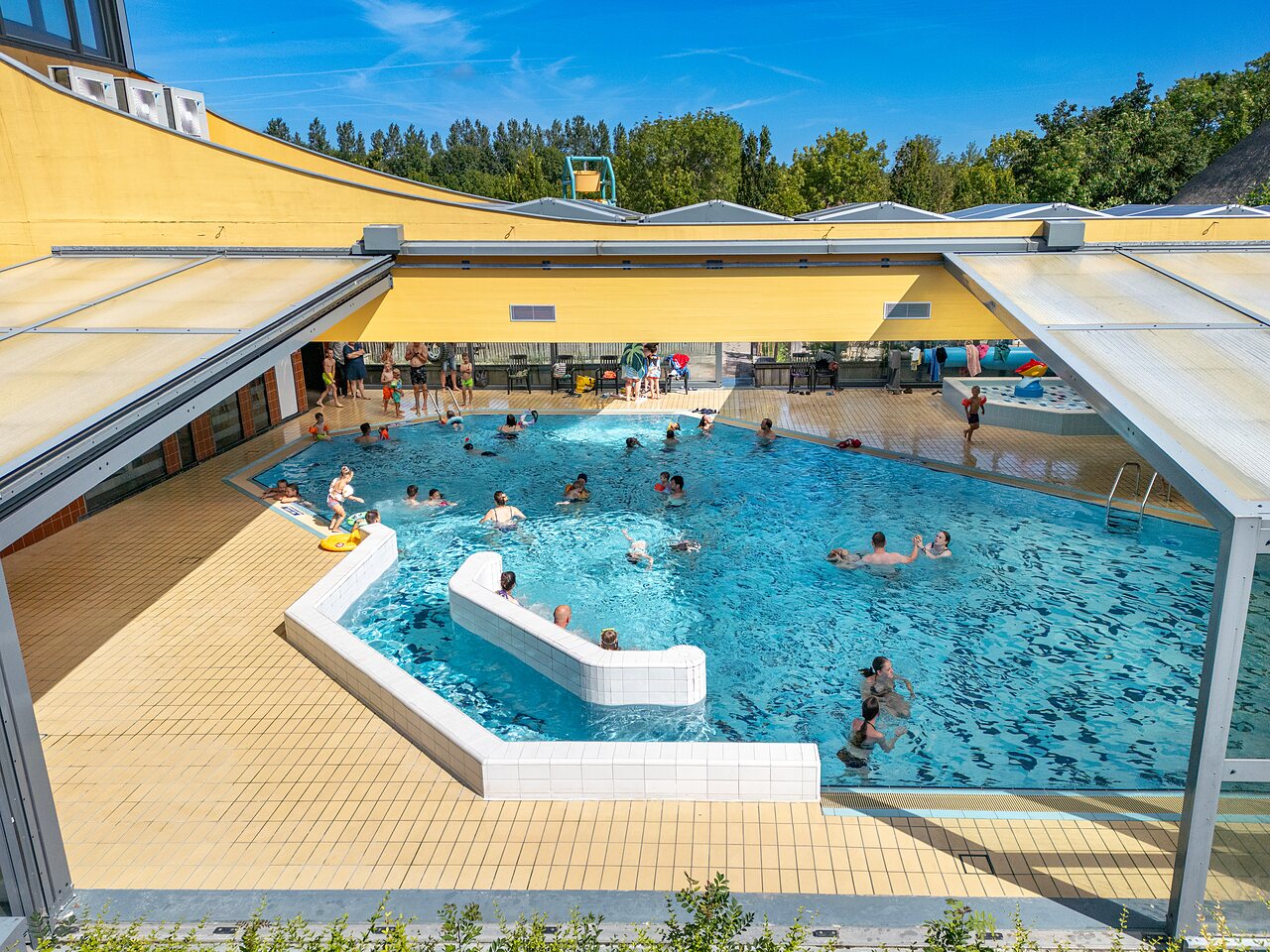 Grande piscine ext�rieure chauff�e avec jeux aquatiques au camping CAPFUN De Pekelinge � Oostkapelle.