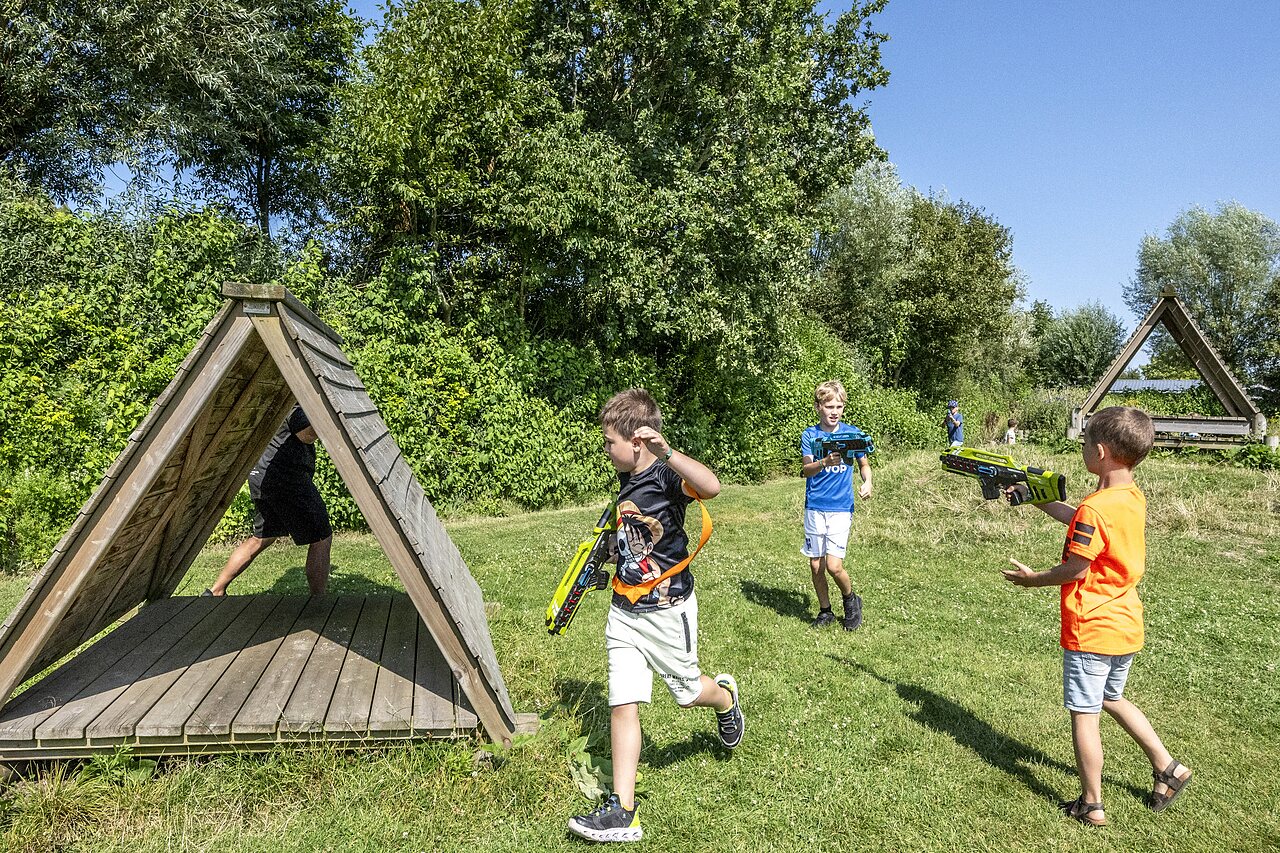 Enfants jouant au laser game en ext�rieur au camping CAPFUN De Pekelinge � Oostkapelle.