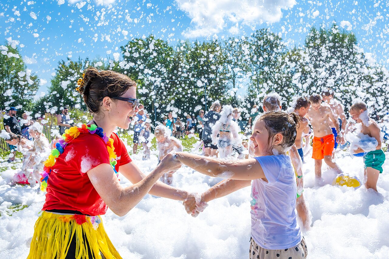 F�te de la mousse anim�e pour enfants au camping CAPFUN De Pekelinge � Oostkapelle.