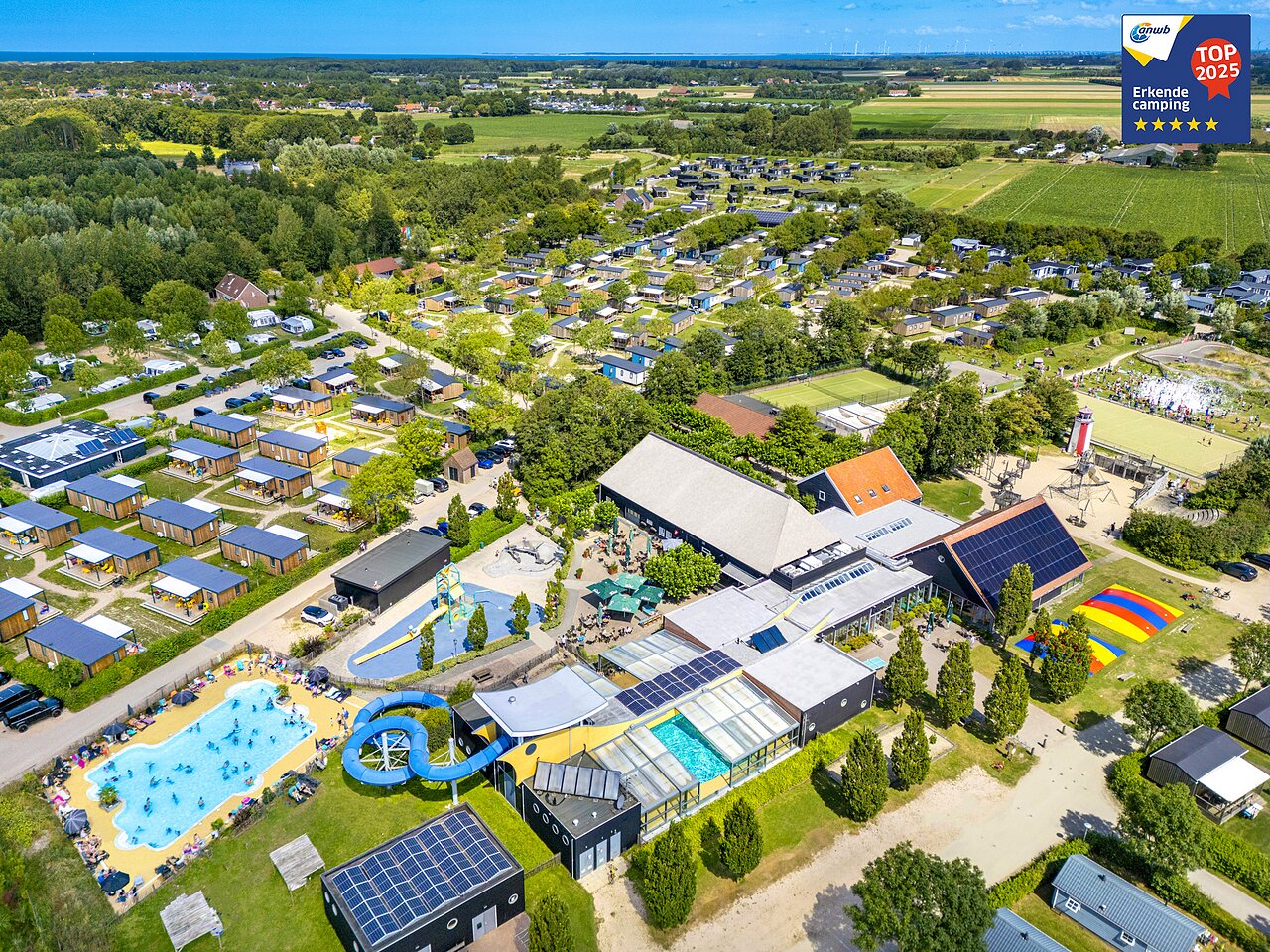 Piscines, toboggan aquatique et mobil-homes du camping CAPFUN De Pekelinge � Oostkapelle.