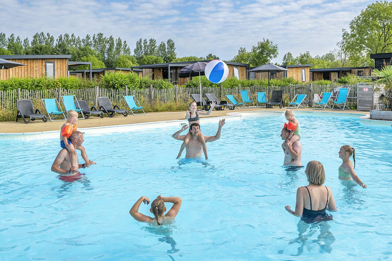 Piscine ext�rieure anim�e avec familles au camping CAPFUN De Pekelinge � Oostkapelle.