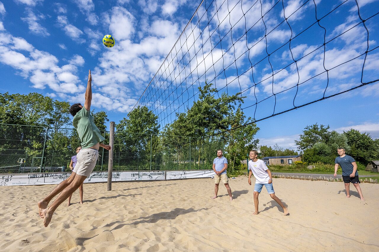 Terrain de beach-volley avec des vacanciers jouant au camping CAPFUN De Pekelinge � Oostkapelle.