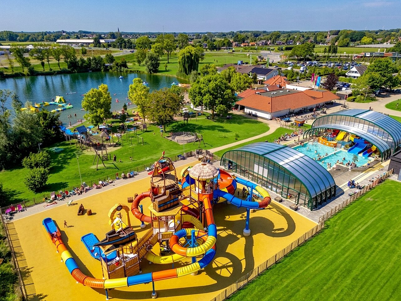 Grand parc aquatique, piscine couverte au camping CAPFUN De Rotonde � Enspijk.