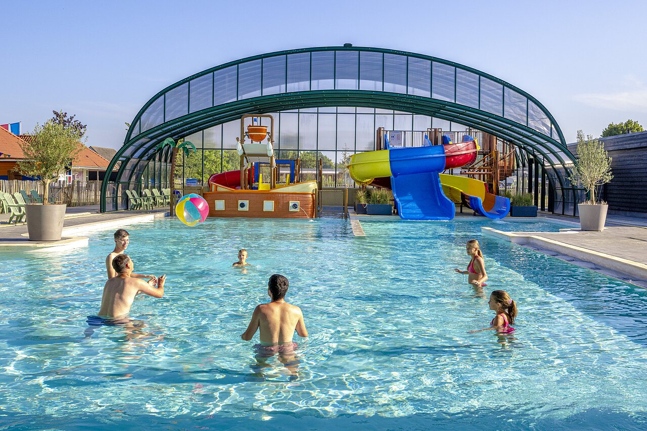 Piscine couverte, toboggans et jeux aquatiques au CAPFUN De Rotonde � Enspijk.