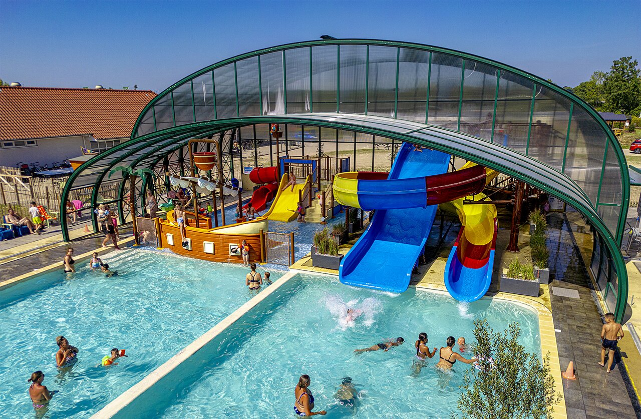 Complexe aquatique avec toboggans color�s et bateau pirate au camping CAPFUN De Rotonde � Enspijk.