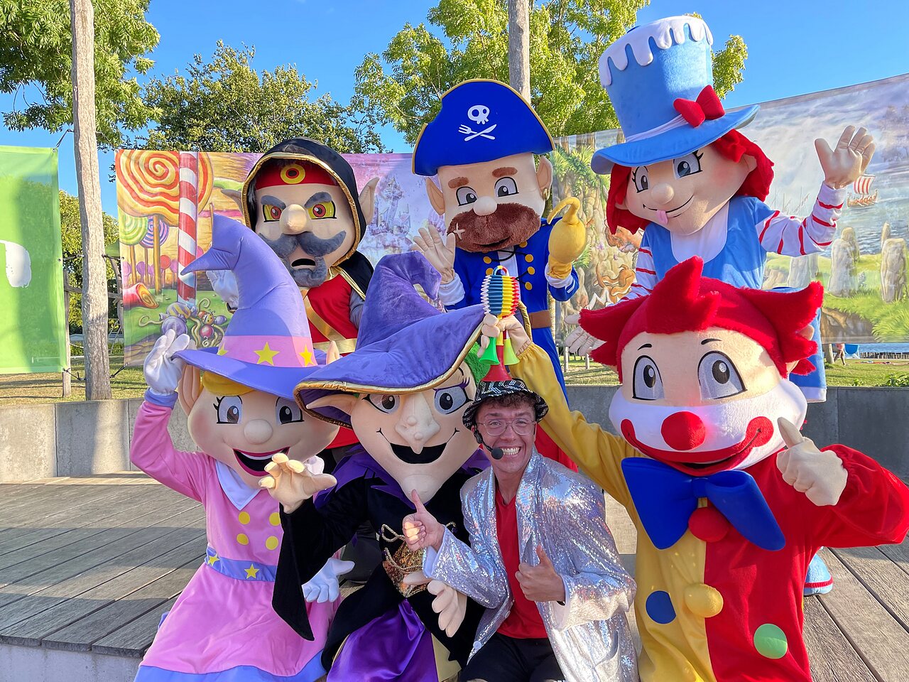 Mascottes color�es et animateur souriant, animations familiales au camping CAPFUN De Rotonde � Enspijk.