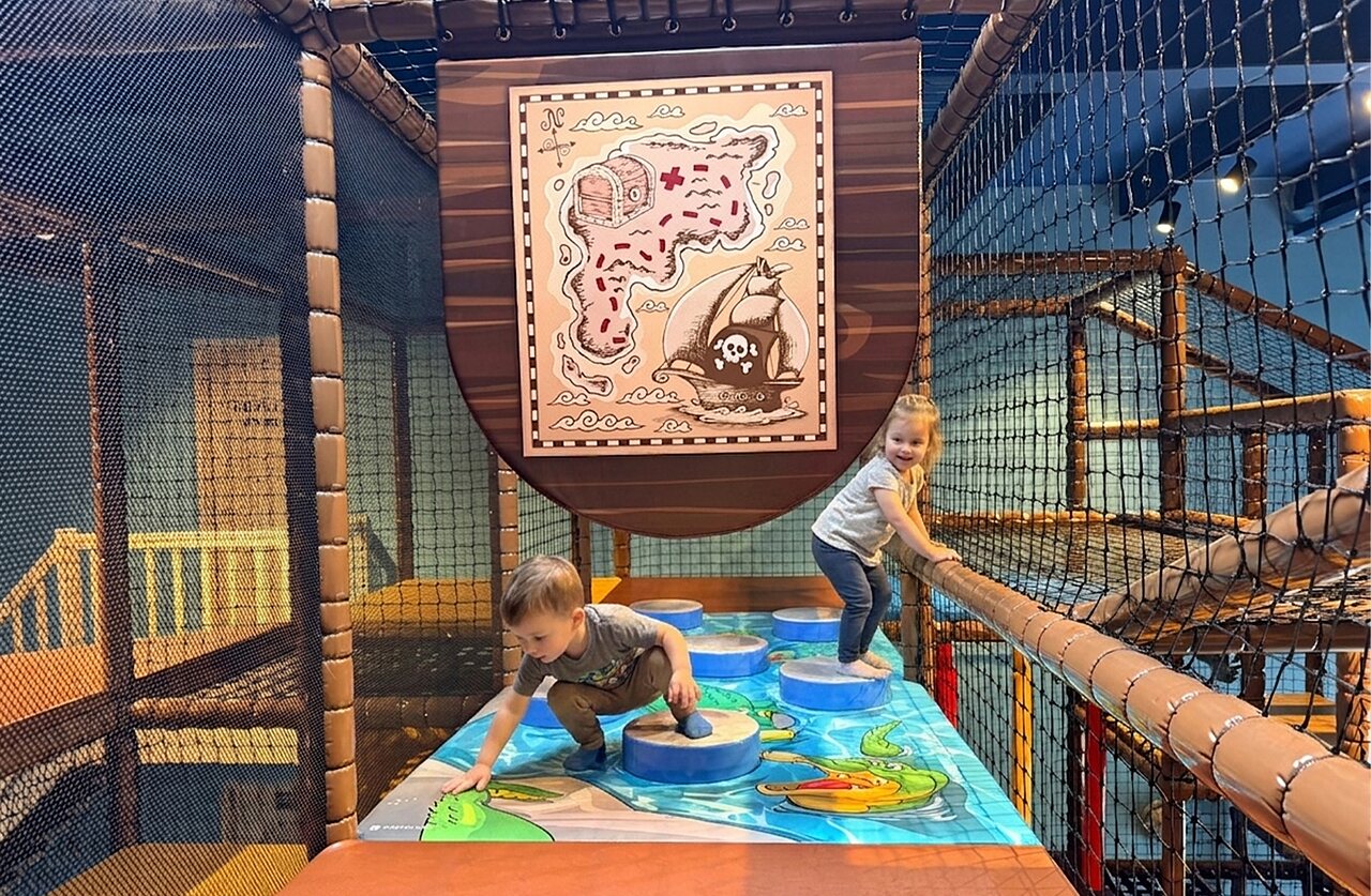 S�ance d'�tirements en groupe pr�s du lac au camping CAPFUN De Rotonde � Enspijk.