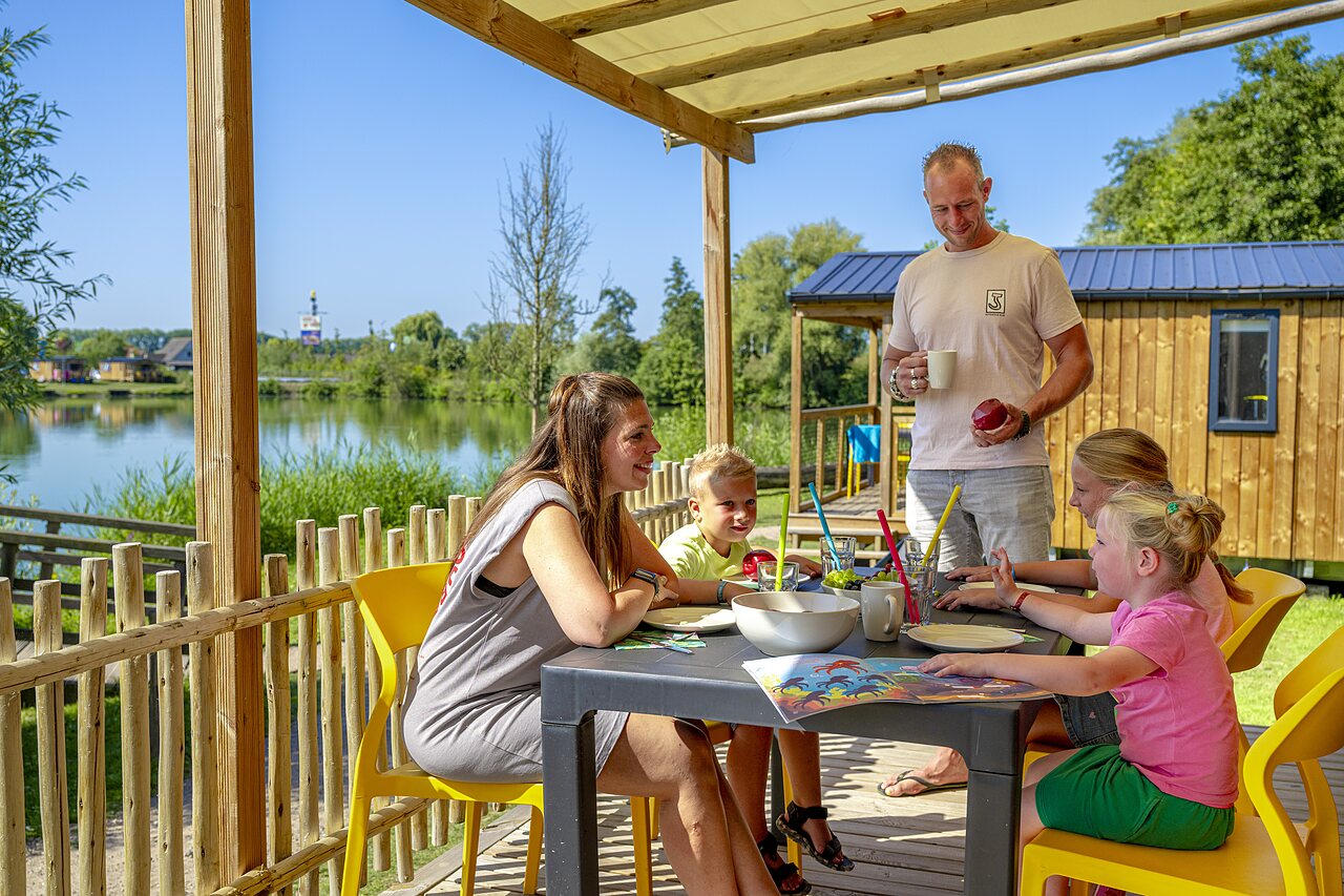 Parc aquatique gonflable Wibit sur lac avec enfants au CAPFUN De Rotonde � Enspijk.