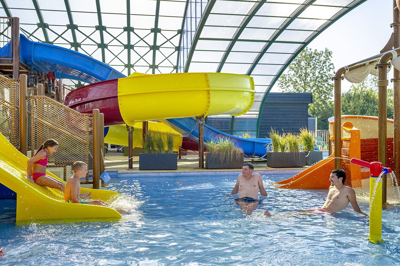 Famille en terrasse, lac, aquapark au camping CAPFUN De Rotonde � Enspijk.