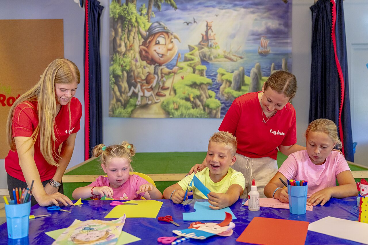 Jeunes filles souriantes � une soir�e mousse anim�e au camping CAPFUN De Rotonde � Enspijk.