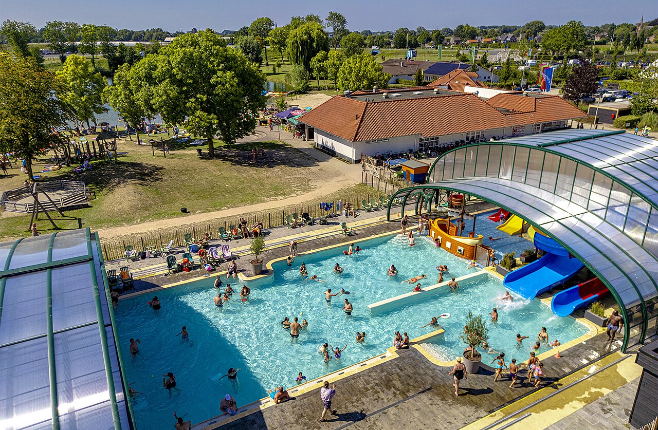 Vue a�rienne du lac, parc aquatique et h�bergements au camping CAPFUN De Rotonde � Enspijk.