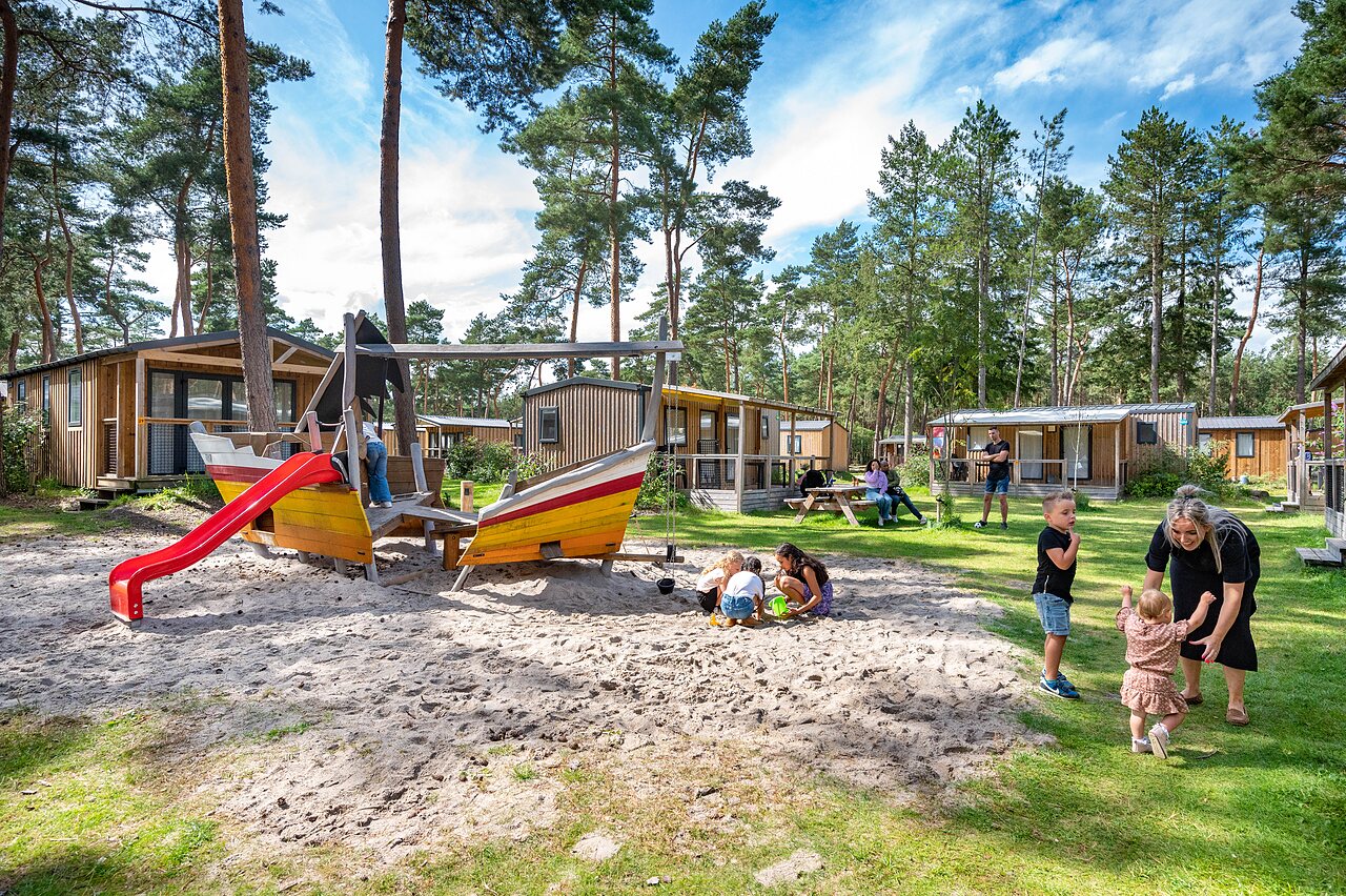 Aire de jeux avec bateau et toboggan, enfants jouant au camping CAPFUN De Scheepsbel � Doornspijk.