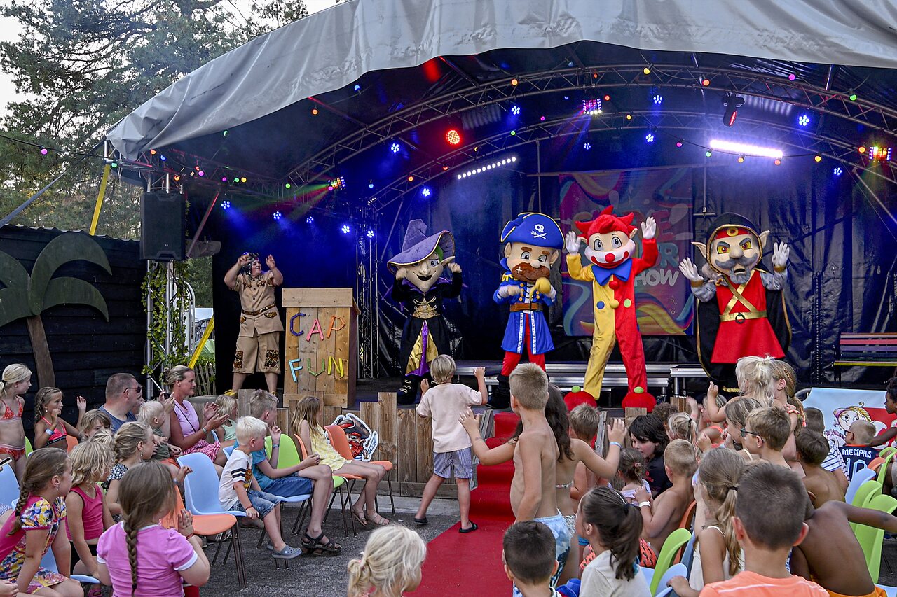 Spectacle d'animation avec mascottes et enfants au camping CAPFUN De Scheepsbel � Doornspijk.
