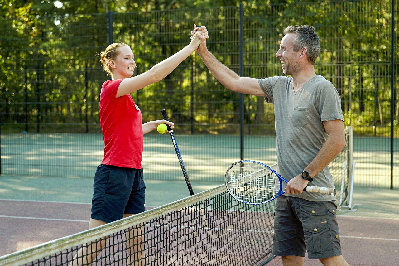 Joueurs de tennis se f�licitant sur le court au CAPFUN De Scheepsbel � Doornspijk.